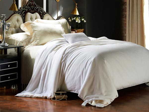 蠶絲為什么冬暖夏涼？